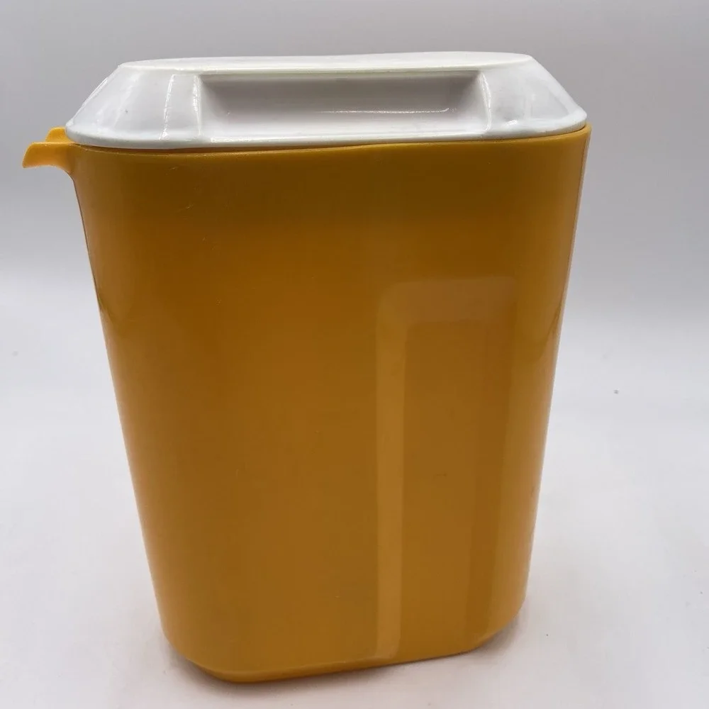 Vtg‎ Rubbermaid Slim Servin Saver 2½ Qt Drink Pitcher 0941 Easy Grip Almond Top